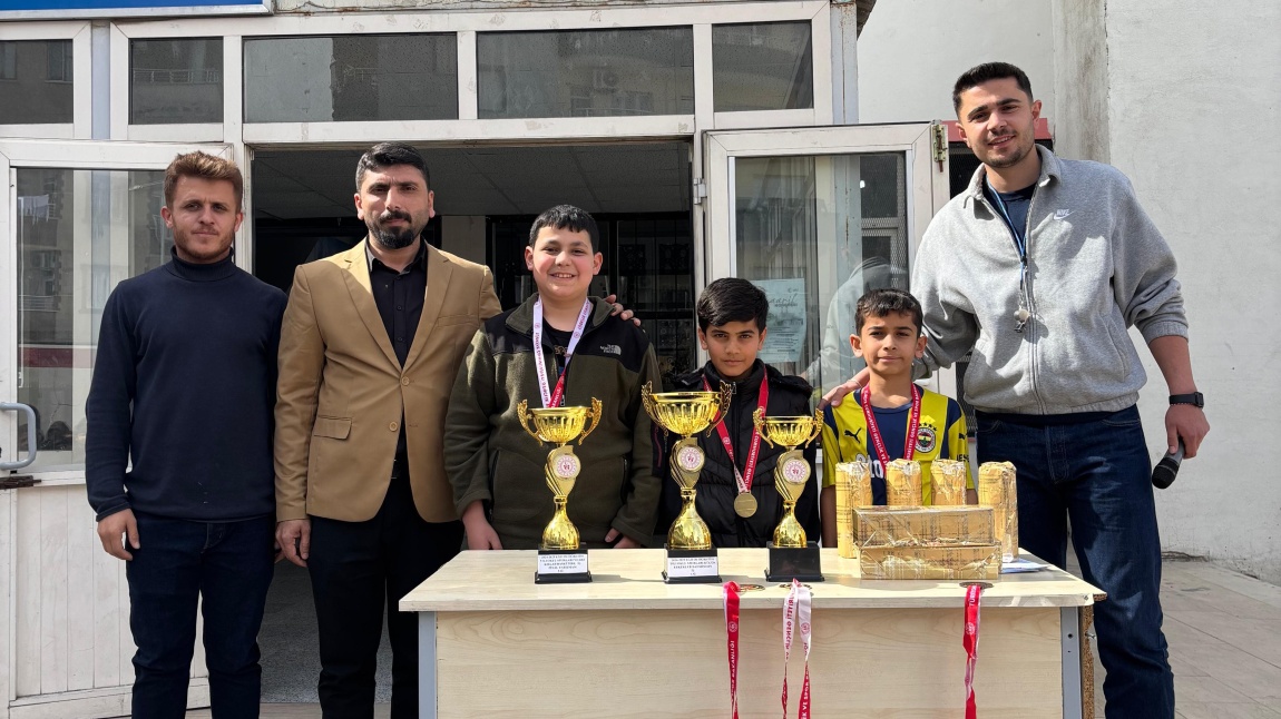 İl Geneli Turnuvalarda Başarı Elde Eden Öğrencilerimizin Madalyaları Törende Takdim Edildi.